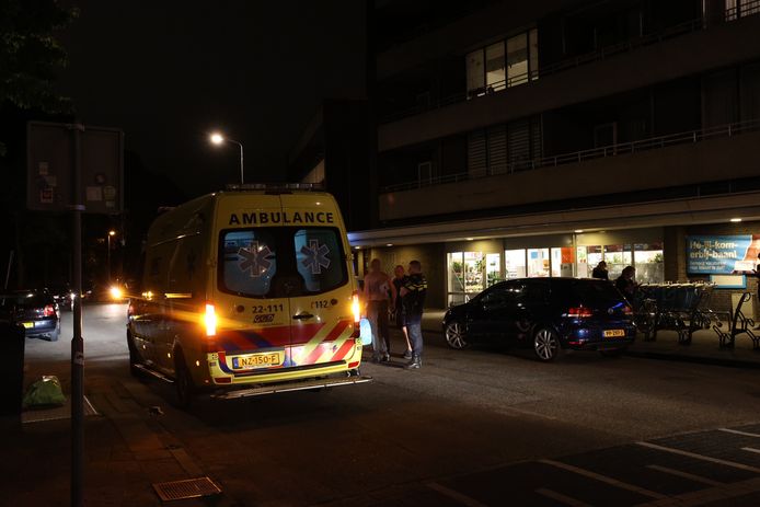 Het slachtoffer werd in een ambulance aan zijn verwondingen behandeld.
