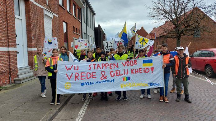 Katholieke basisschool Triangel trok donderdagmiddag met een vredesmars door de straten van Vlimmeren.