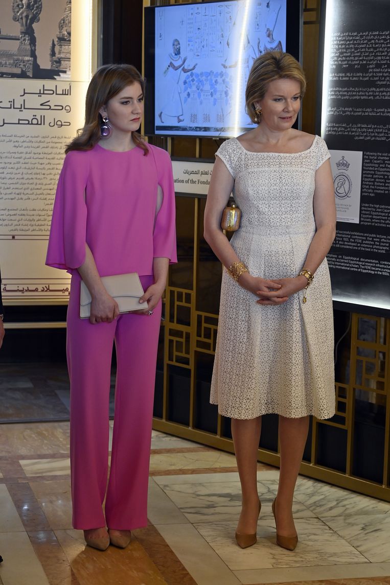 Mathilde en Elisabeth bij de expositie ‘Koningin Elisabeth’ in het paleis. 
 Beeld BrunoPress/Belga