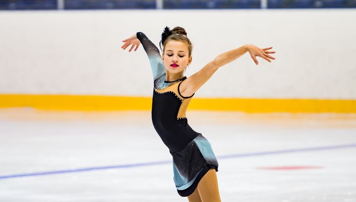 Op de Vechtsebanen in Utrecht schaatst kunstschaatster Sophie Methorst in haar kür elegant naar de derde plaats in de categorie tot 10 jaar.