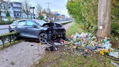 Precies op de plek waar Wesley, Leos en Ahmet om het leven kwamen, botst opnieuw een auto tegen dé boom