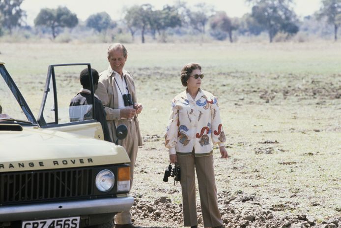 De Britse koningin en haar echtgenoot prins Philip op safari in Zambia, 1979.