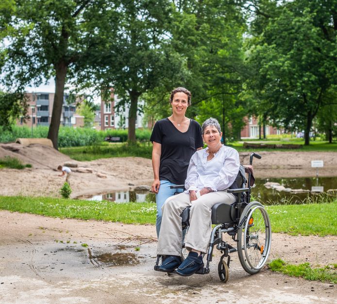 Als het lekker weer is, dan zijn moeder Margaret en dochter Babien vaak te vinden in het park. Margaret woont aan de overkant, in een woonvorm.