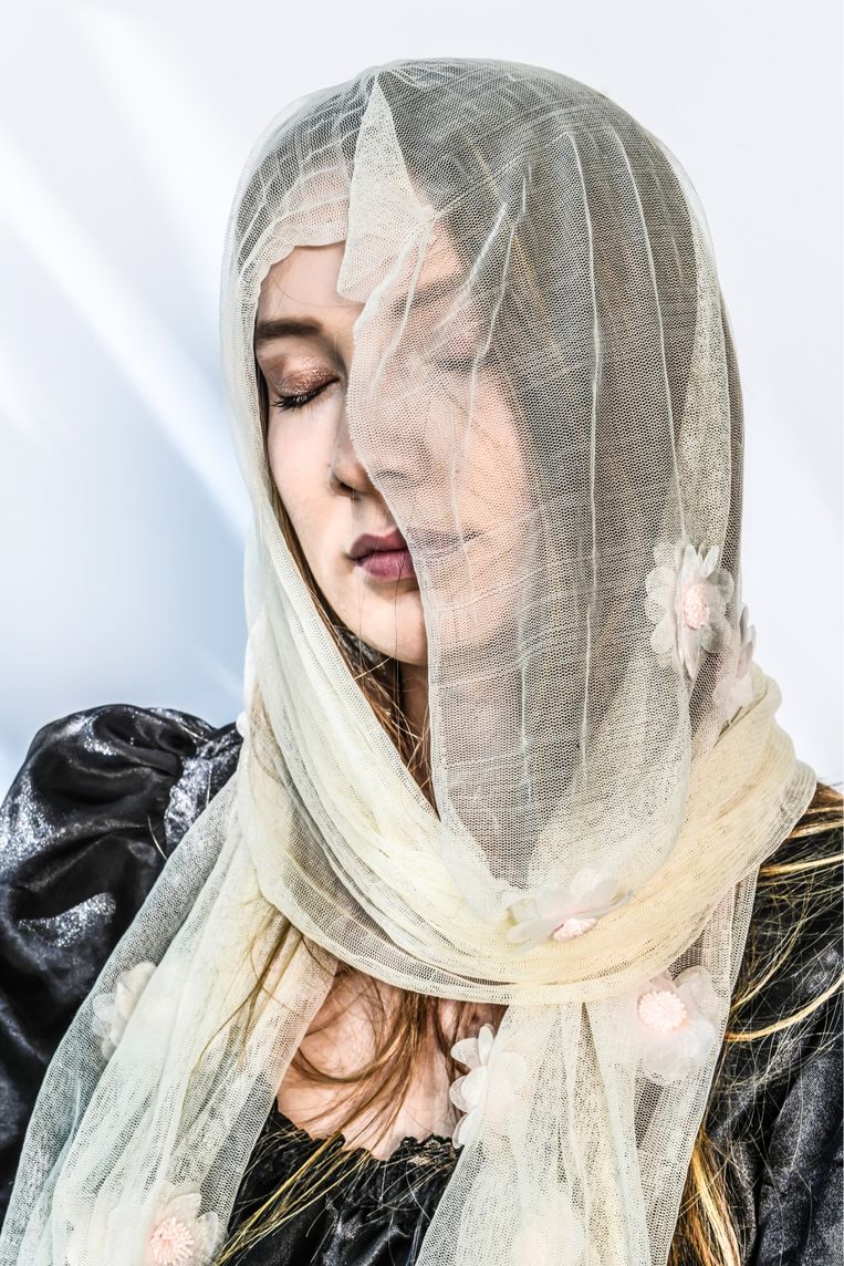 ‘Mijn vrienden zijn nog steeds dezelfden. Ik zat in het laatste jaar middelbaar toen ik meedeed aan het Eurovisiesongfestival: we hebben dat allemaal samen meegemaakt.’ Beeld 