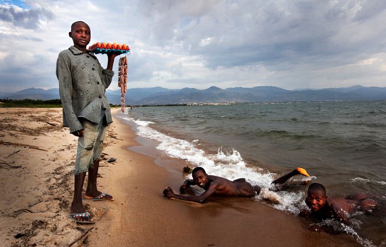 Burundese kinderen aan de oever van het Tanganyikameer. Beeld tim dirven