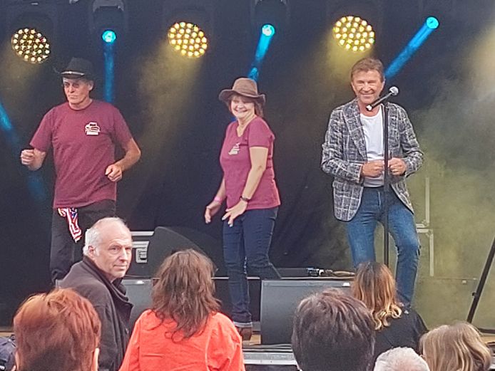 Jo Vally riep ook de kinderen en de line dancers het podium op om mee te dansen.