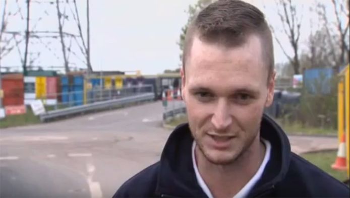 James Howells bij de vuilnisbelt waar ergens zijn harde schijf bedolven ligt.