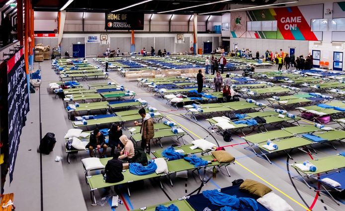 De vluchtelingen worden vanuit een sporthal in Rotterdam-Zuid verdeeld over de opvangadressen in de Rijnmondregio.
