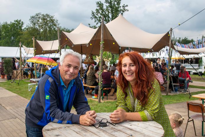 Gerda van Veen van Graceland en Peter Messerschmidt van het Scouting Landgoed bij het horecaplein. ,,Overlast nul kan niet.’’