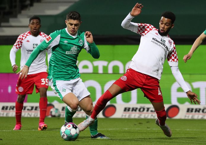 Milot Rashica in duel met Jerry St. Juste.