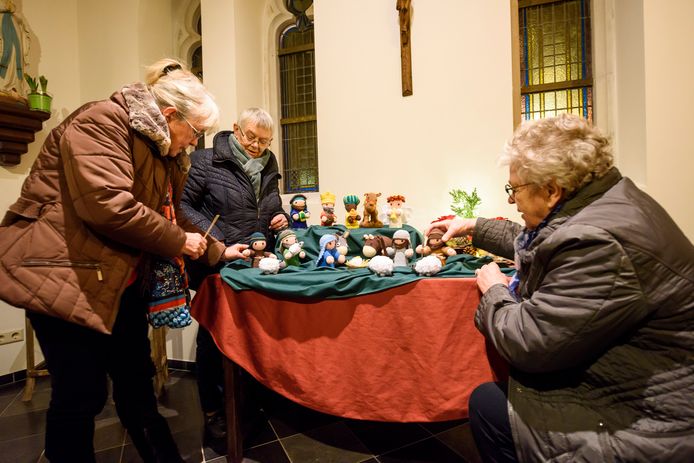 Enkele leden van het 40-jarig handwerkclubje uit Wintelre plaatsen gehaakte kerstbeelden in kapel naast de kerk. Vlnr: Ell Heuveling, Diny van den Bosch en Betsie Snelders.