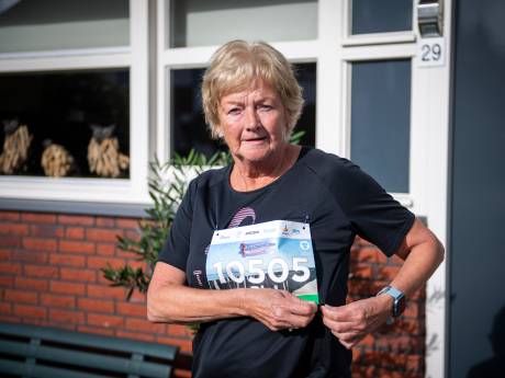Ria wandelt de Kustmarathon voor haar overleden man: ‘Dat lopen heeft me geholpen bij het rouwproces’