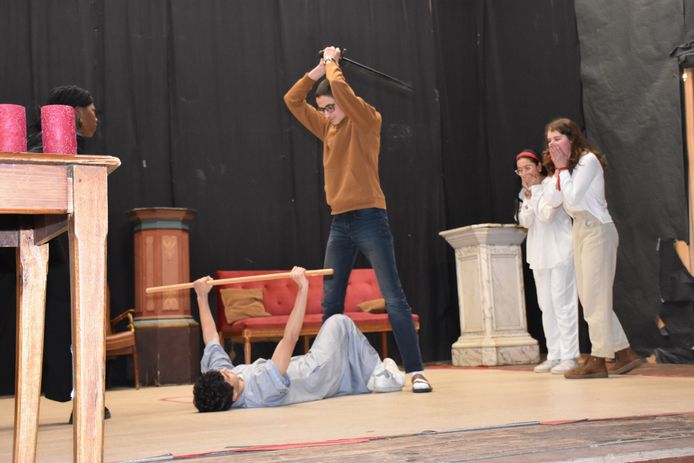 De leerlingen van het vijfde jaar Latijn van het Scheppersinstituut hebben woensdagavond in de mooie feestzaal van hun school Vergilius’ ‘Aeneïs’ op de planken gebracht.