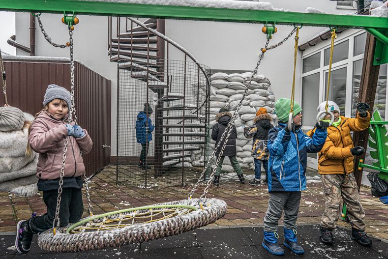 Kinderen spelen op het binnenplaatsje van een privéschool in Krementsjoek.  Beeld Joris van Gennip voor de Volkskrant
