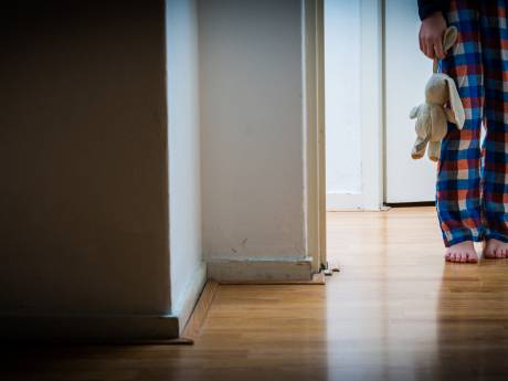 Man trapt zomaar peuter (2) onderuit, moeder ziet het gebeuren: 'Ze is erg geschrokken'