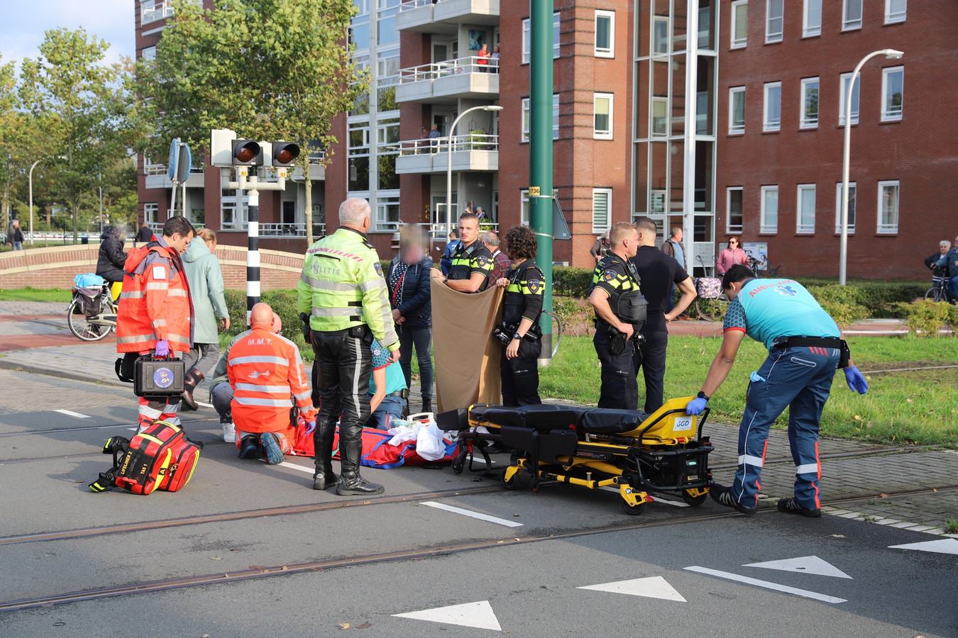 Op de Laan van Nootdorp in Nootdorp is een vrouw zwaargewond geraakt toen zij met haar fiets in botsing kwam met een tram.