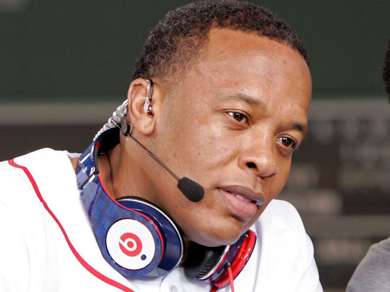 Dr. Dre met een hoofdtelefoon van zijn merk Beats by Dre, dat door Apple werd overgekocht, omdat het een waardevolle streamingservice had Beeld REUTERS