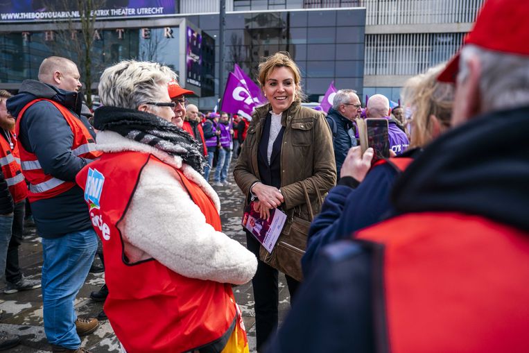Staatssecretaris Vivianne Heijnen van infrastructuur bij een landelijke manifestatie van buschauffeurs in Utrecht, die een hoger loon willen.  Beeld ANP, Jeroen Jumelet