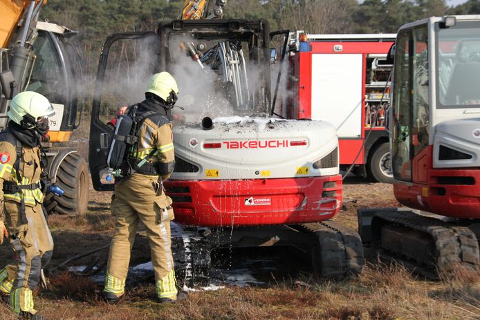 Brandweerlieden uit Enter en Holten in actie bij de brand zondagochtend tussen Markelo en Rijssen.