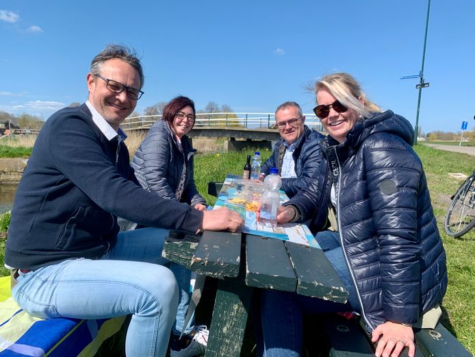 Remco en Claudia uit Enschede (voorgrond) krijgen een ‘tour door Zuid-Holland’ aangeboden door Dave en Clari Hill.