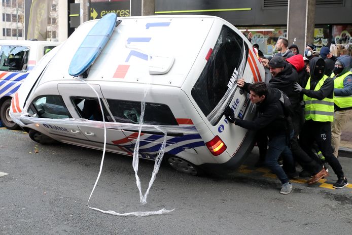 Een grimmige betoging van gele hesjes in Brussel eindigde vorige vrijdag met tientallen aanhoudingen. Twee politievoertuigen gingen in vlammen op, zie onder.