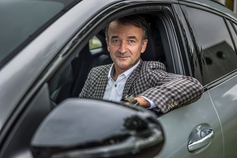 Voorlopig is de Haringvlietbrug deels afgesloten. 'De files gaan me zo zestig werkdagen kosten' - Tr