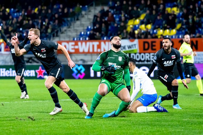 Dani de Wit loopt juichend weg, Issam El Maach baalt.