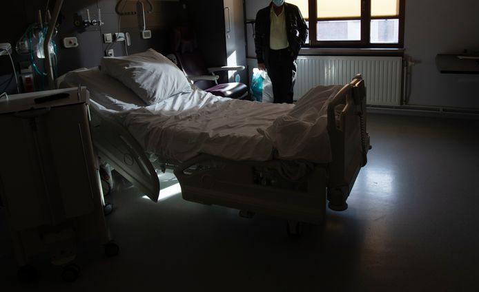 Een man maakt zich klaar om de Covid-afdeling in een Brussels ziekenhuis te verlaten.