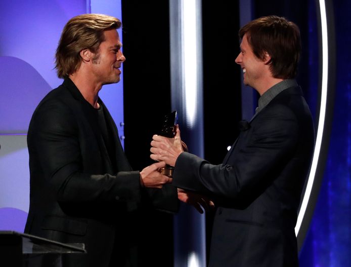 Felix Van Groeningen krijgt zijn award van Brad Pitt tijdens de Hollywood Film Awards.