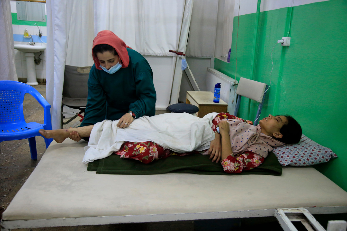 Een Afghaans meisje wordt verzorgd in een centrum van het Internationaal Comité van het Rode Kruis, nadat ze gewond raakte tijdens een gevecht tussen de taliban en het Afghaanse leger op 10 augustus.