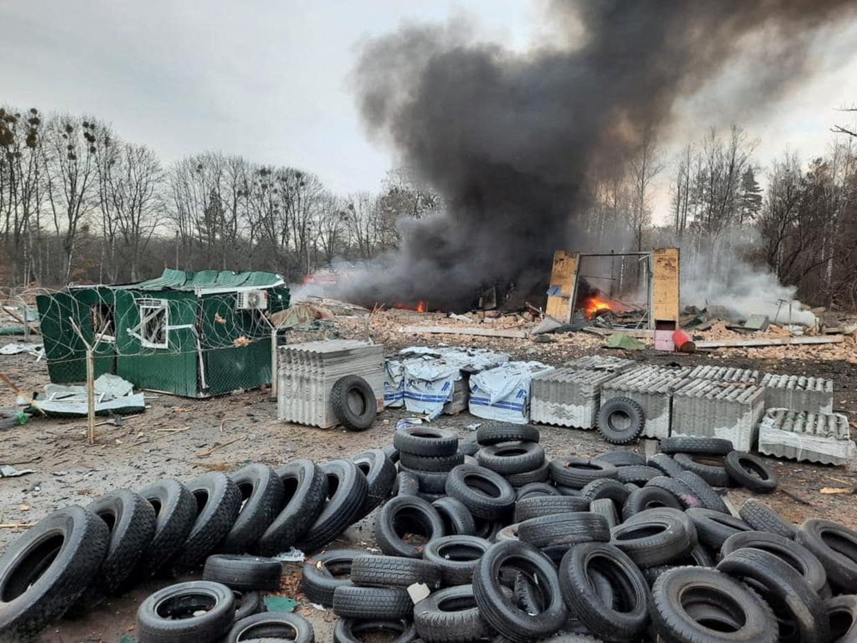 Border point between Belarus and Ukraine, north of Kiev.  Image via Reuters