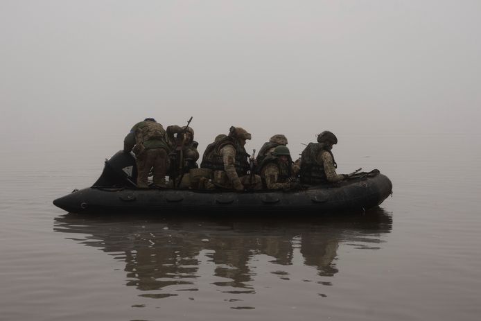 Oekraïense mariniers steken de rivier over.