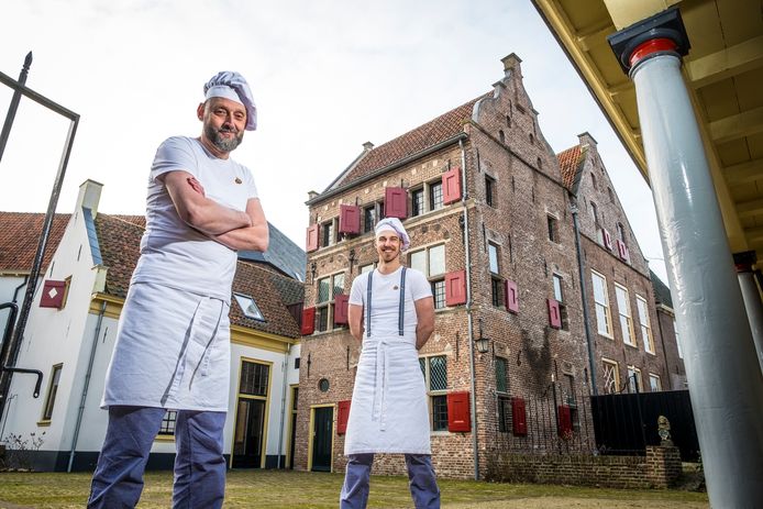 In januari poseerden directeur Fred Voskuil (links) en bakker Martijn voor het nieuw aangekochte Daendelshuis, waarmee het Bakkerijmuseum wordt uitgebreid. Toen was er nog geen corona-spatje aan de lucht.