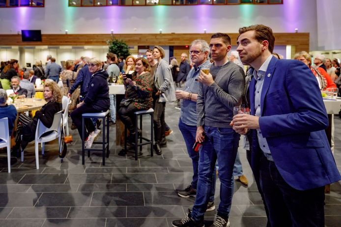 Timon Klerx (rechts) volgt de verkiezingsuitslagen. Zijn partij Lokaal Belang kwam als grote winnaar uit de bus.