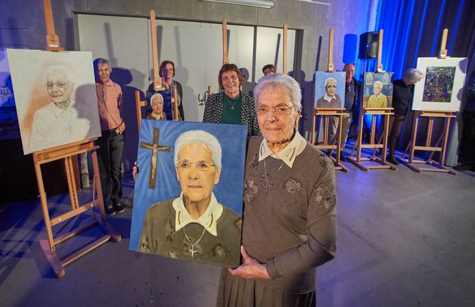 Zuster Ludwina met het winnende schilderij.
Fotograaf: Van Assendelft/Jeroen Appels