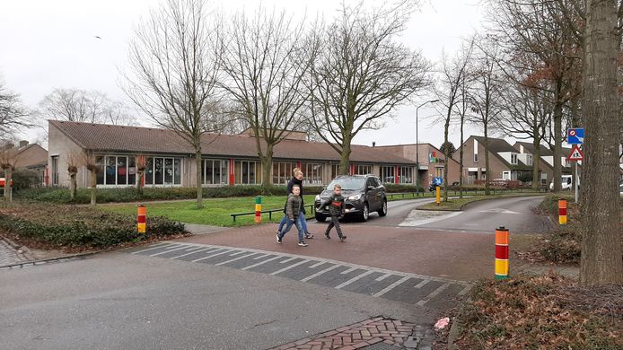 De oversteekplek pal voor De Kiem. Hier wil de school een zebrapad.