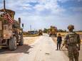 Amerikaanse militairen op patrouille in de buurt van Al-Hasaka in Noordoost-Syrië op archiefbeeld uit augustus 2021.