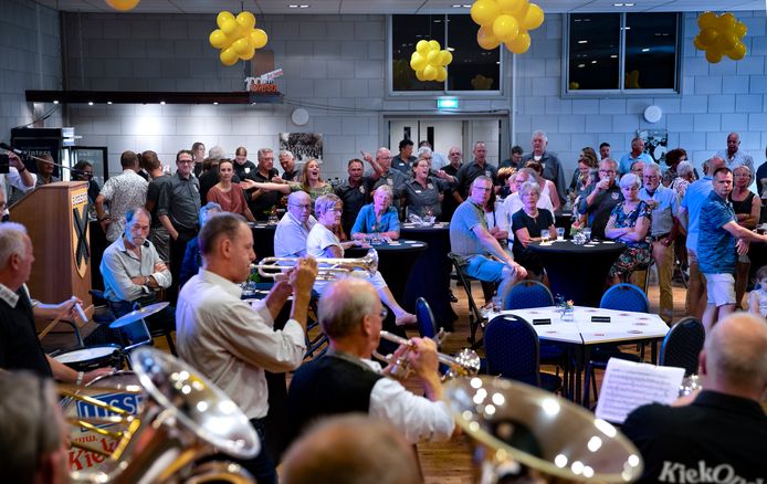 De Zeilbergse muziekvereniging Excelsior vierde haar 100-jarig bestaan met een muzikaal feestprogramma in en om de molen Maria-Antoinette aan de Zeilbergsestraat.