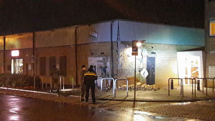 Politie en Explosieven Opruimingsdienst bij de plofkraak in de Hoge Vucht in Breda.