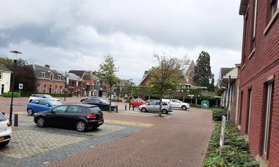 Plein voor gemeentehuis Heeze gaat eindelijk op de schop; parkeren blijft heikel punt