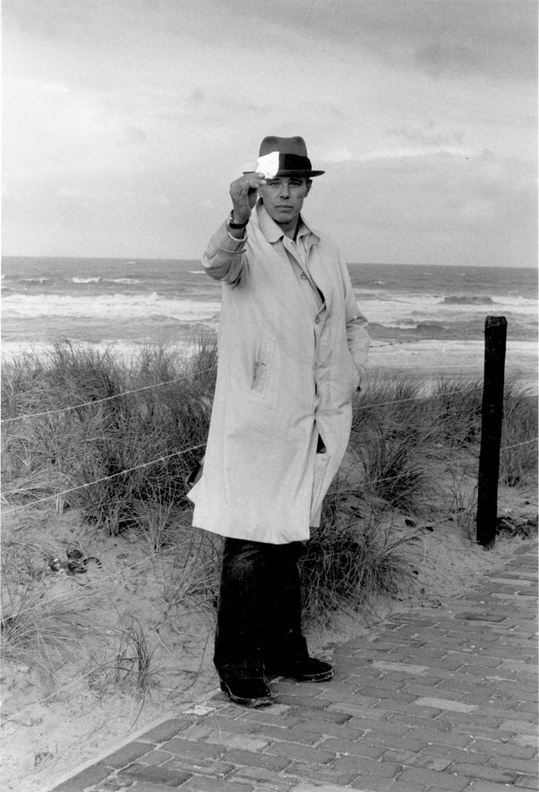 Joseph Beuys in 1976. Beeld Caroline Tisdall
