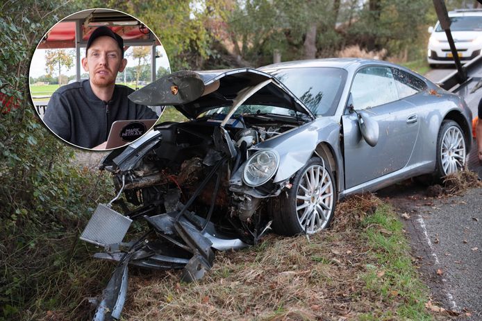 De Porsche van Jurrian Visscher ligt flink in de kreukels na een ongeluk. De vriendin van Visscher zat achter het stuur. ,,Ik was in de zaak en ben gelijk in de auto gesprongen.”