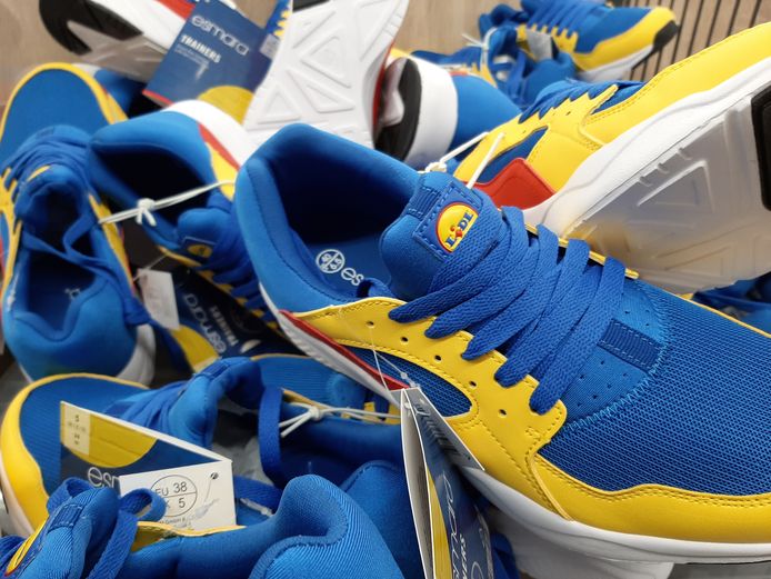 Mantsjoerije Rusteloos Verraad Felgekleurde slippers, sokken en sneakers van Lidl vliegen de deur uit:  'Cheap, dat is grappig!' | Enschede | AD.nl