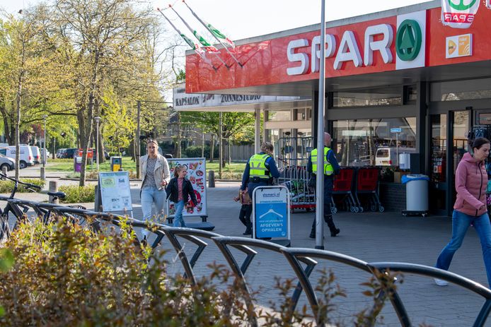 Spar Pierik in Heemse. Eigenaar Klaas Peter van Houten vindt het ‘zonde’ dat de zondagochtendopening wordt teruggedraaid.