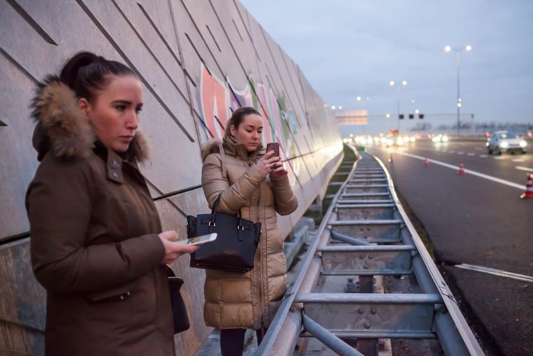 De zussen die onderweg naar hun werk een lekke band kregen Beeld Julie Hrudova
