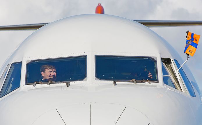 Dat onze koning achter de stuurknuppel van de Fokker 70 zat spreekt tot de verbeelding