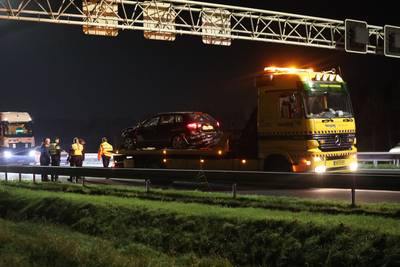 Twee auto’s botsen op A2 bij Liempde, weg korte tijd dicht om brokstukken weg te halen