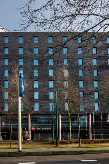 Statushouders weigeren flexwoningen, gemeente stapt naar de rechter om ze hotel uit te krijgen