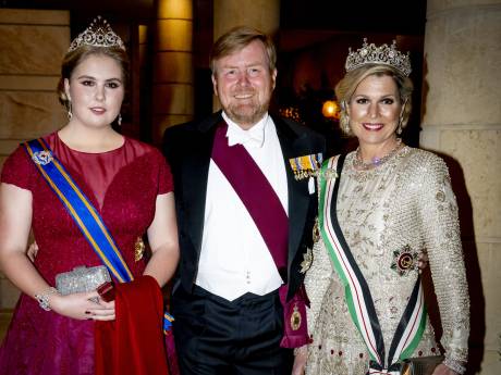 Máxima’s avondjurk vol kralen kwam uit Pakistan en daar was het land maar wat trots op 