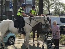 Lief! Oma Jopie (99) krijgt ‘haar’ politiepaarden op bezoek voor een suikerklontje